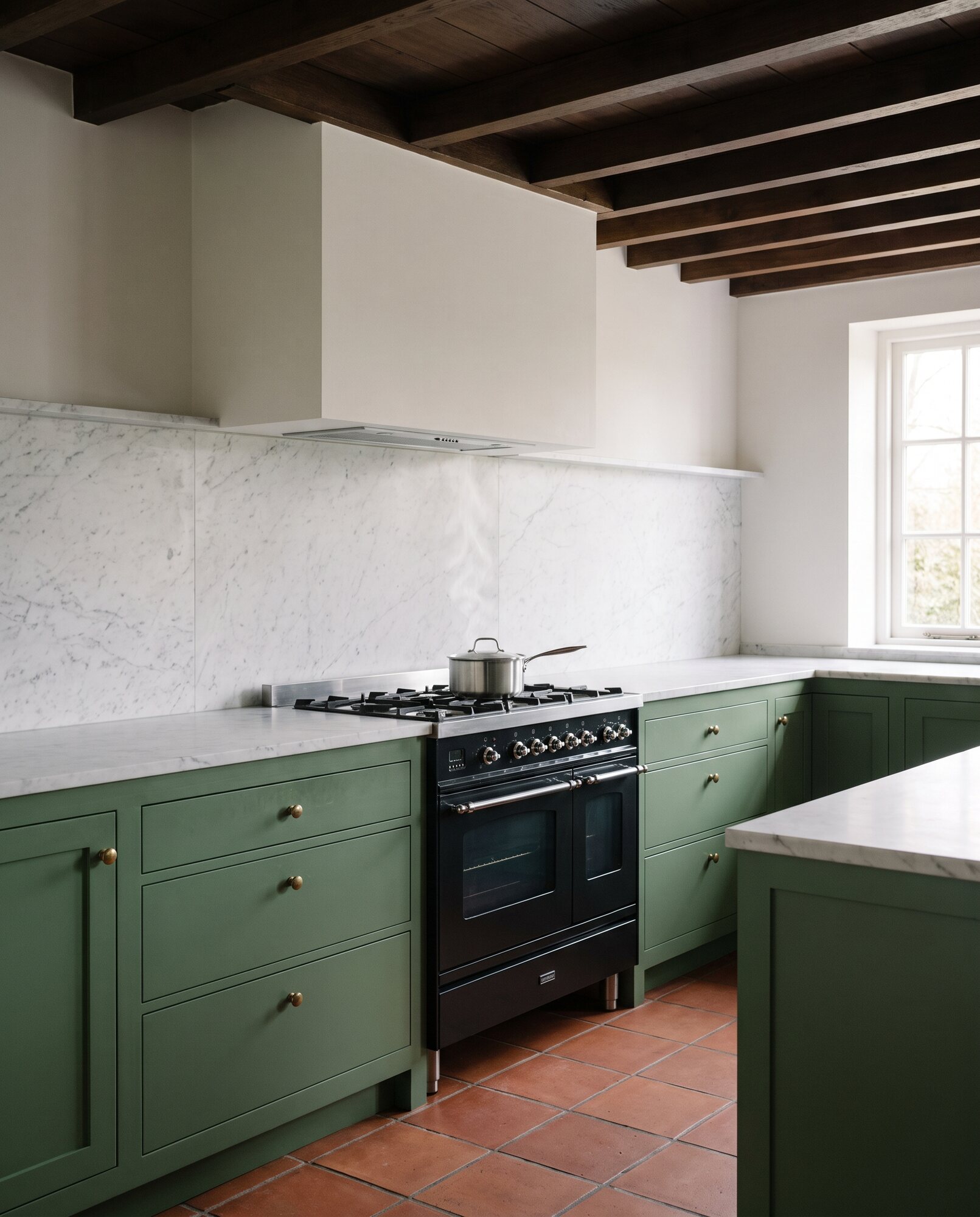 Bright kitchen with cooker hood and trickle ventilator